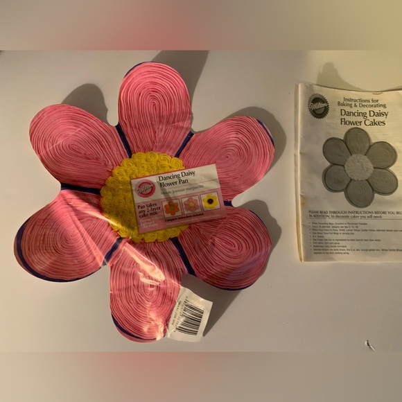 Wilton Dancing Daisy cake pan - Picture 4 of 6